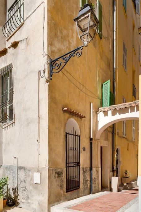 Between The Roofs Of Menton Old Town And The Sea Exterior photo